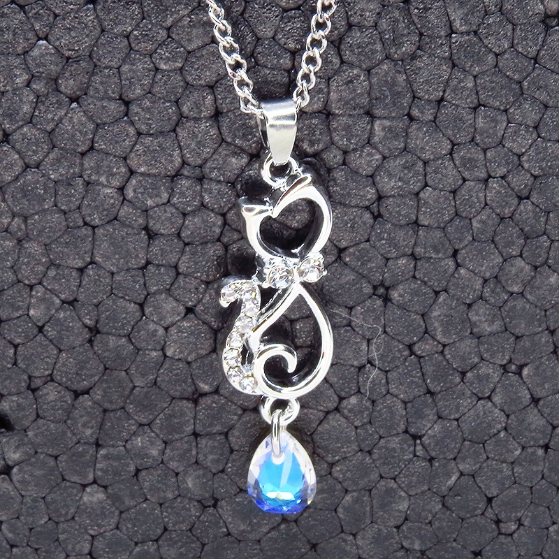 ラインストーンが散りばめられた猫モチーフとティアドロップのガラスクリスタル(クリスタルシャイナー)のネックレス