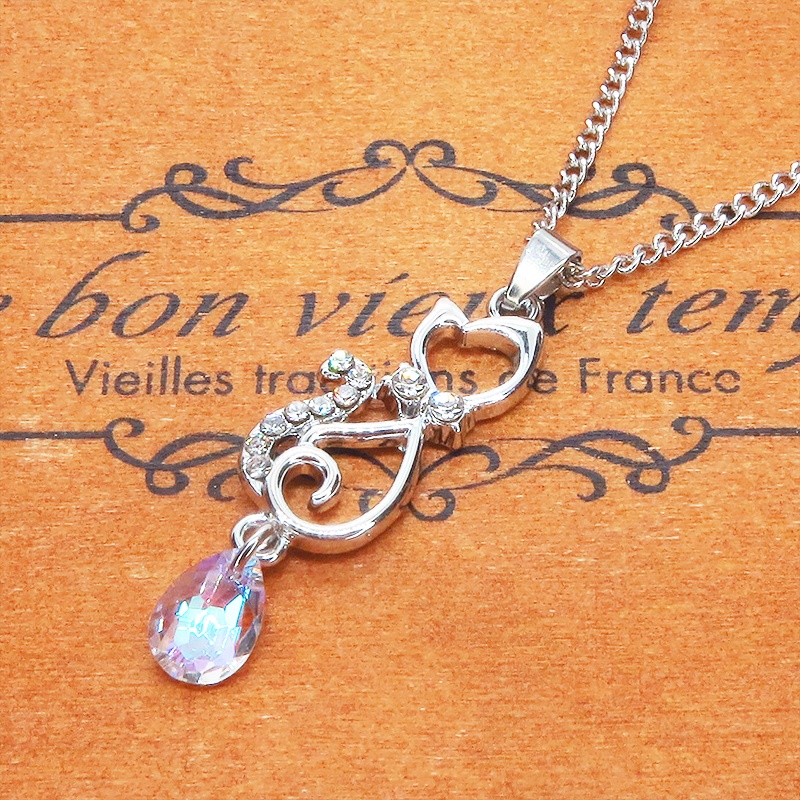 ラインストーンが散りばめられた猫モチーフとティアドロップのガラスクリスタル(クリスタルシャイナー)のネックレス