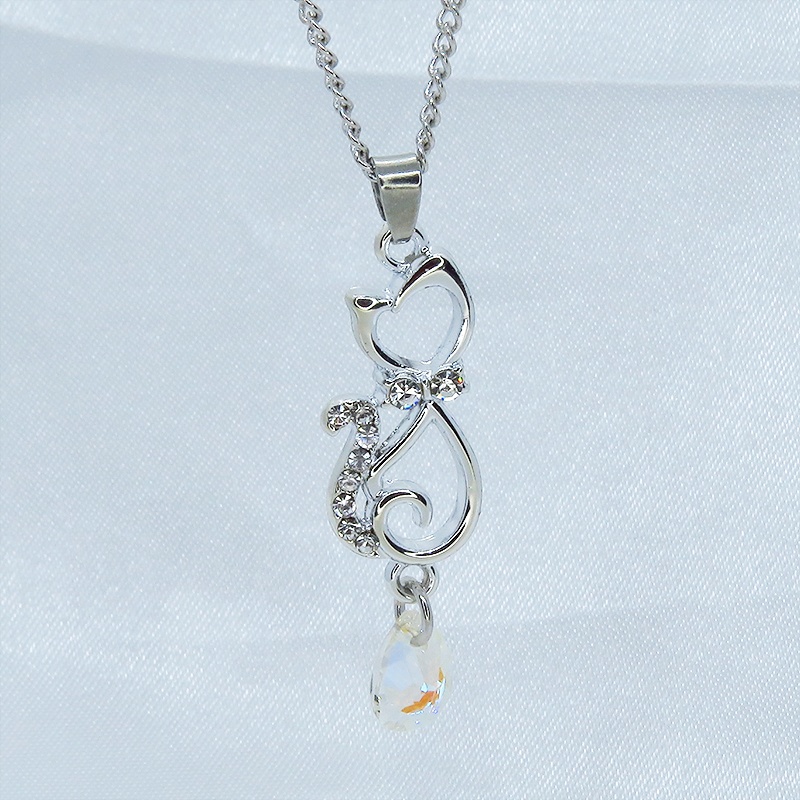 ラインストーンが散りばめられた猫モチーフとティアドロップのガラスクリスタル(クリスタルシャイナー)のネックレス