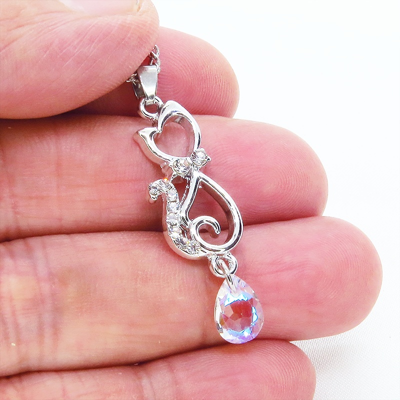 ラインストーンが散りばめられた猫モチーフとティアドロップのガラスクリスタル(クリスタルシャイナー)のネックレス