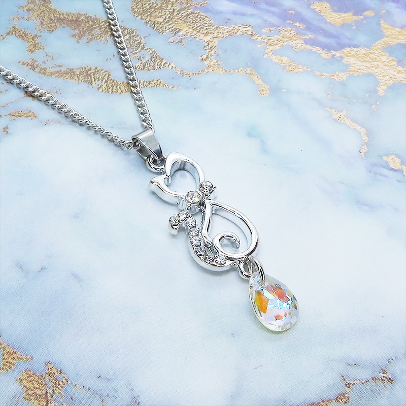 ラインストーンが散りばめられた猫モチーフとティアドロップのガラスクリスタル(クリスタルシャイナー)のネックレス