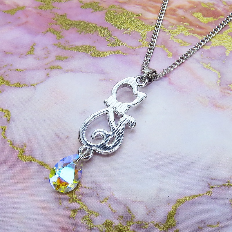 ラインストーンが散りばめられた猫モチーフとティアドロップのガラスクリスタル(クリスタルシャイナー)のネックレス