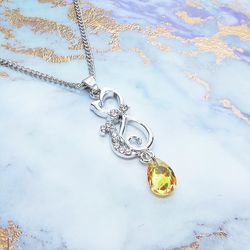 ラインストーンが散りばめられた猫モチーフとティアドロップのガラスクリスタル(クリスタルサン)のネックレス