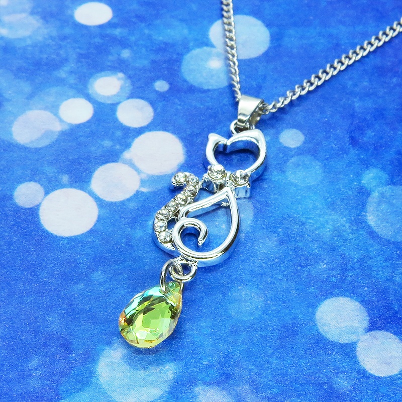 ラインストーンが散りばめられた猫モチーフとティアドロップのガラスクリスタル(クリスタルサン)のネックレス