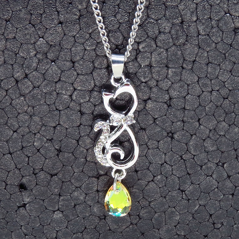 ラインストーンが散りばめられた猫モチーフとティアドロップのガラスクリスタル(クリスタルサン)のネックレス