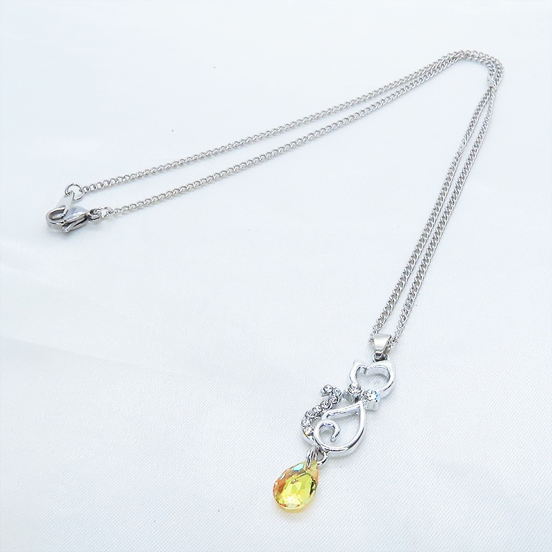 ラインストーンが散りばめられた猫モチーフとティアドロップのガラスクリスタル(クリスタルサン)のネックレス