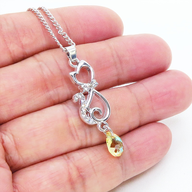 ラインストーンが散りばめられた猫モチーフとティアドロップのガラスクリスタル(クリスタルサン)のネックレス