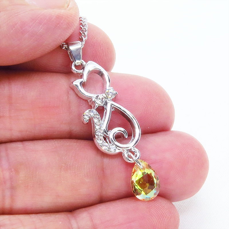 ラインストーンが散りばめられた猫モチーフとティアドロップのガラスクリスタル(クリスタルサン)のネックレス