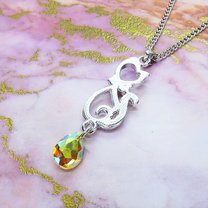 ラインストーンが散りばめられた猫モチーフとティアドロップのガラスクリスタル(クリスタルサン)のネックレス