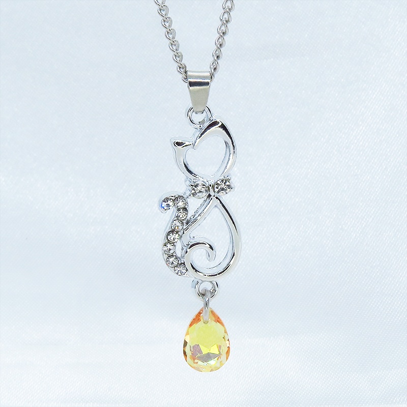 ラインストーンが散りばめられた猫モチーフとティアドロップのガラスクリスタル(クリスタルサン)のネックレス