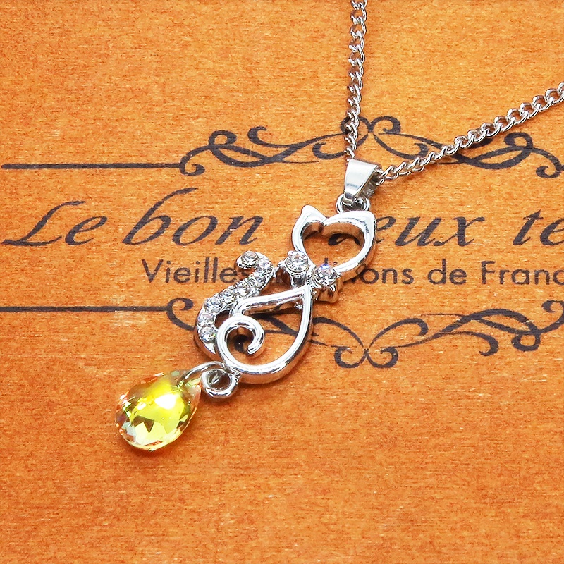 ラインストーンが散りばめられた猫モチーフとティアドロップのガラスクリスタル(クリスタルサン)のネックレス