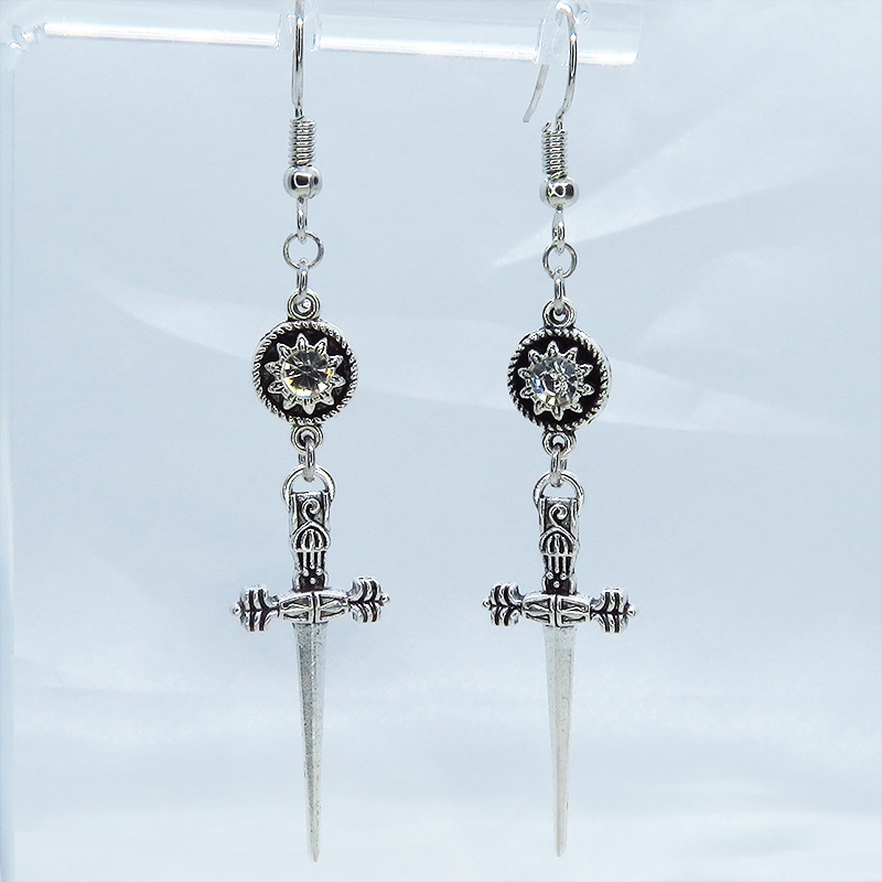 アンティークシルバー ゴシック調ソード(剣)とラインストーンのスリムなピアス サージカル可