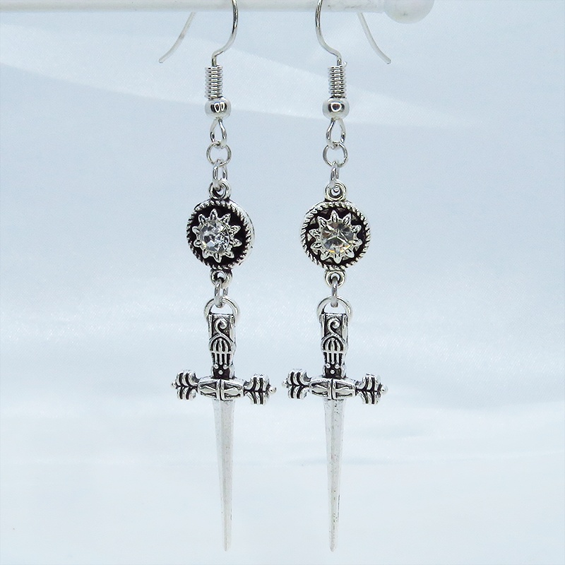 アンティークシルバー ゴシック調ソード(剣)とラインストーンのスリムなピアス サージカル可