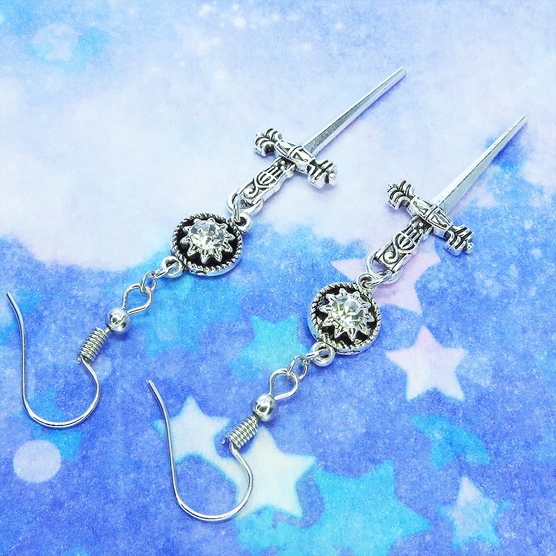 アンティークシルバー ゴシック調ソード(剣)とラインストーンのスリムなピアス サージカル可