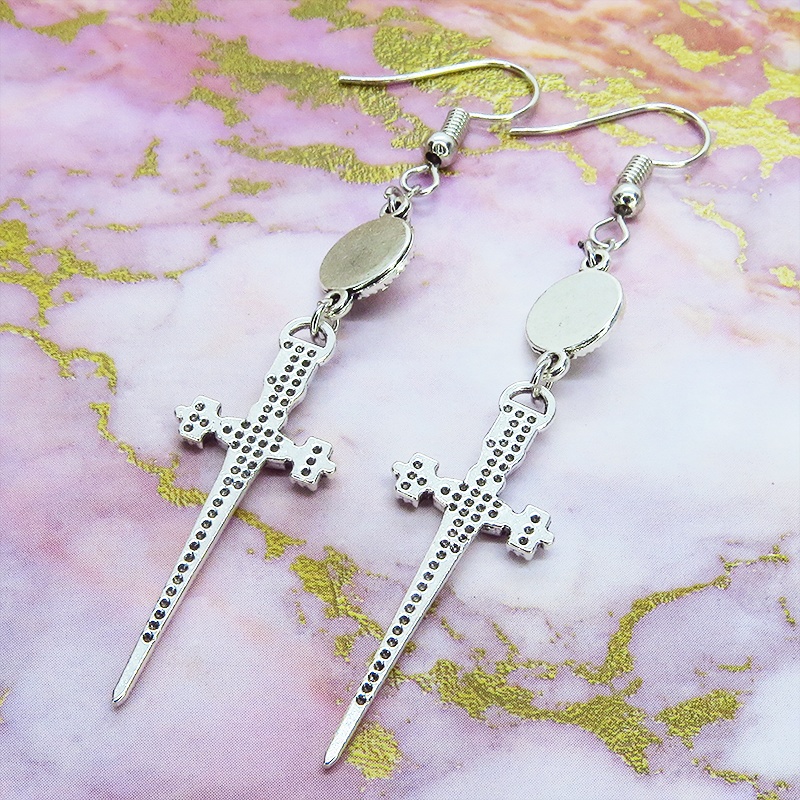 アンティークシルバー ゴシック調ソード(剣)とラインストーンのスリムなピアス サージカル可