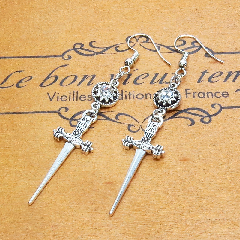 アンティークシルバー ゴシック調ソード(剣)とラインストーンのスリムなピアス サージカル可