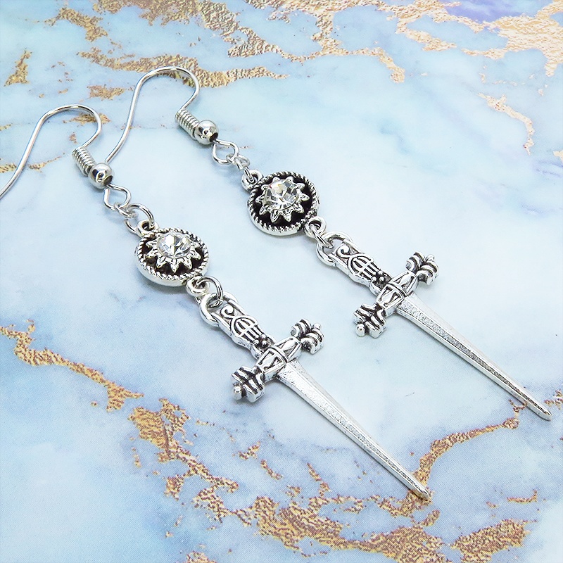 アンティークシルバー ゴシック調ソード(剣)とラインストーンのスリムなピアス サージカル可