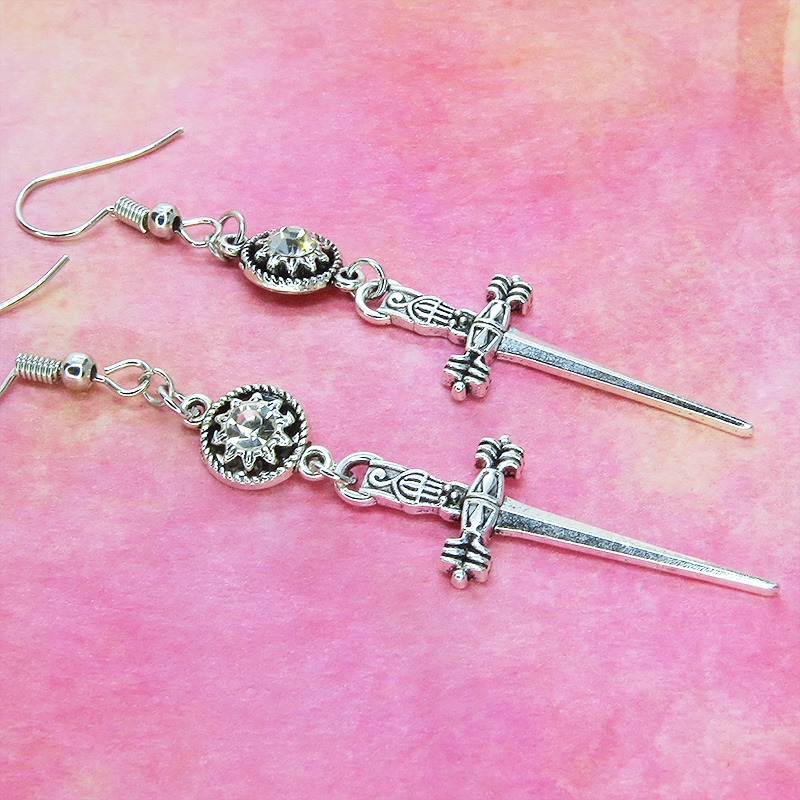 アンティークシルバー ゴシック調ソード(剣)とラインストーンのスリムなピアス サージカル可