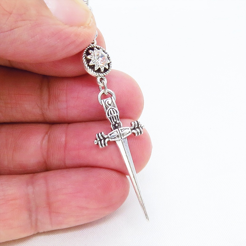 アンティークシルバー ゴシック調ソード(剣)とラインストーンのスリムなピアス サージカル可