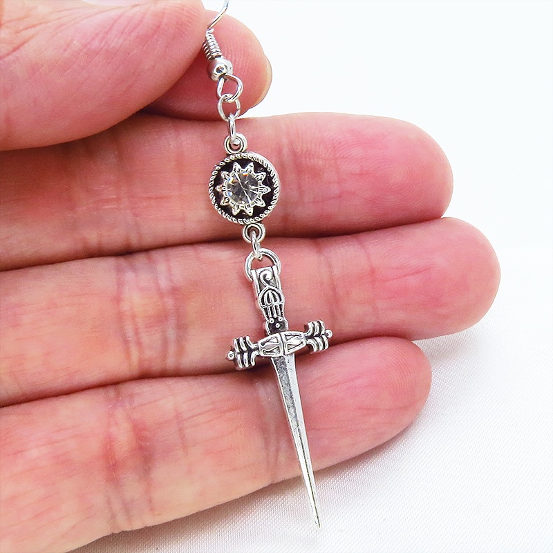 アンティークシルバー ゴシック調ソード(剣)とラインストーンのスリムなピアス サージカル可