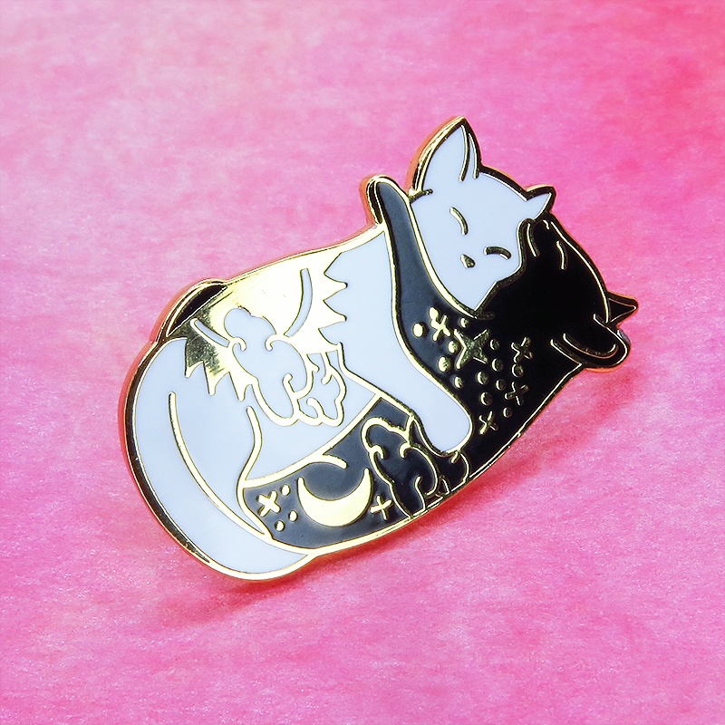 【再販×3】抱擁にゃんこ 白猫と黒猫が抱き合ってる可愛いチャームのピンバッジ お日様 お月様
