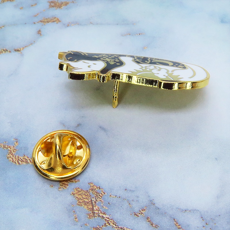 【再販×3】抱擁にゃんこ 白猫と黒猫が抱き合ってる可愛いチャームのピンバッジ お日様 お月様