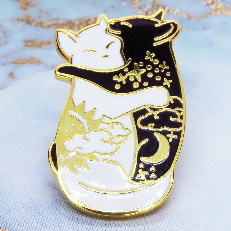 【再販×3】抱擁にゃんこ 白猫と黒猫が抱き合ってる可愛いチャームのピンバッジ お日様 お月様