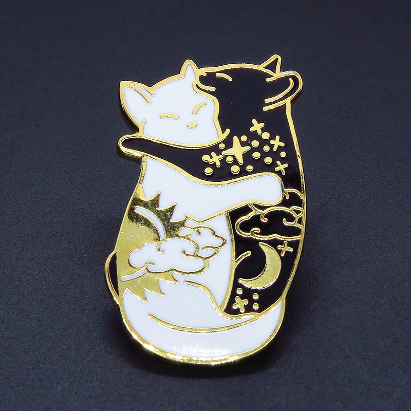 【再販×3】抱擁にゃんこ 白猫と黒猫が抱き合ってる可愛いチャームのピンバッジ お日様 お月様
