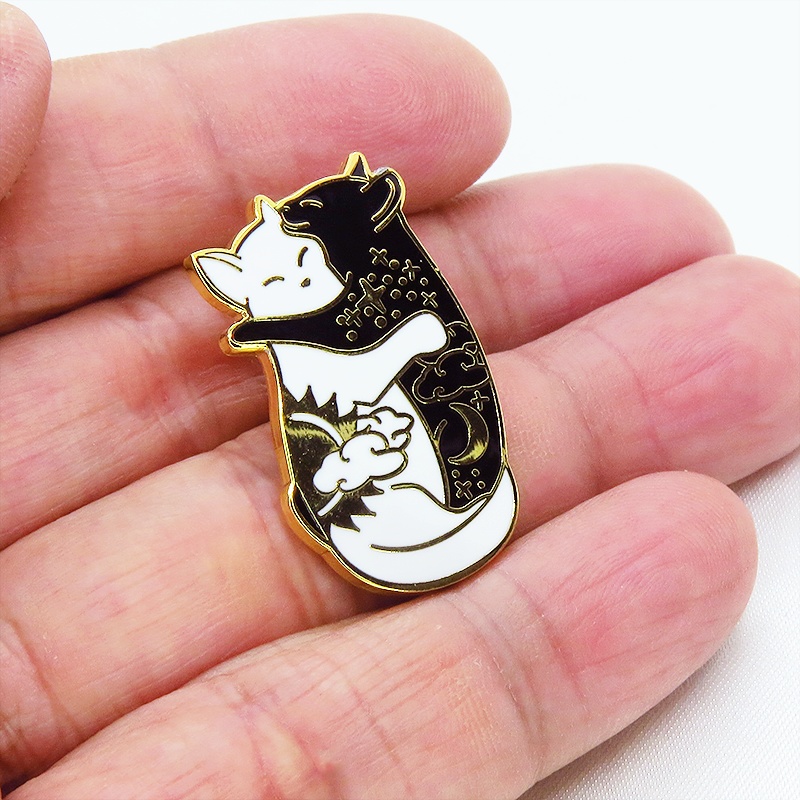 【再販×3】抱擁にゃんこ 白猫と黒猫が抱き合ってる可愛いチャームのピンバッジ お日様 お月様