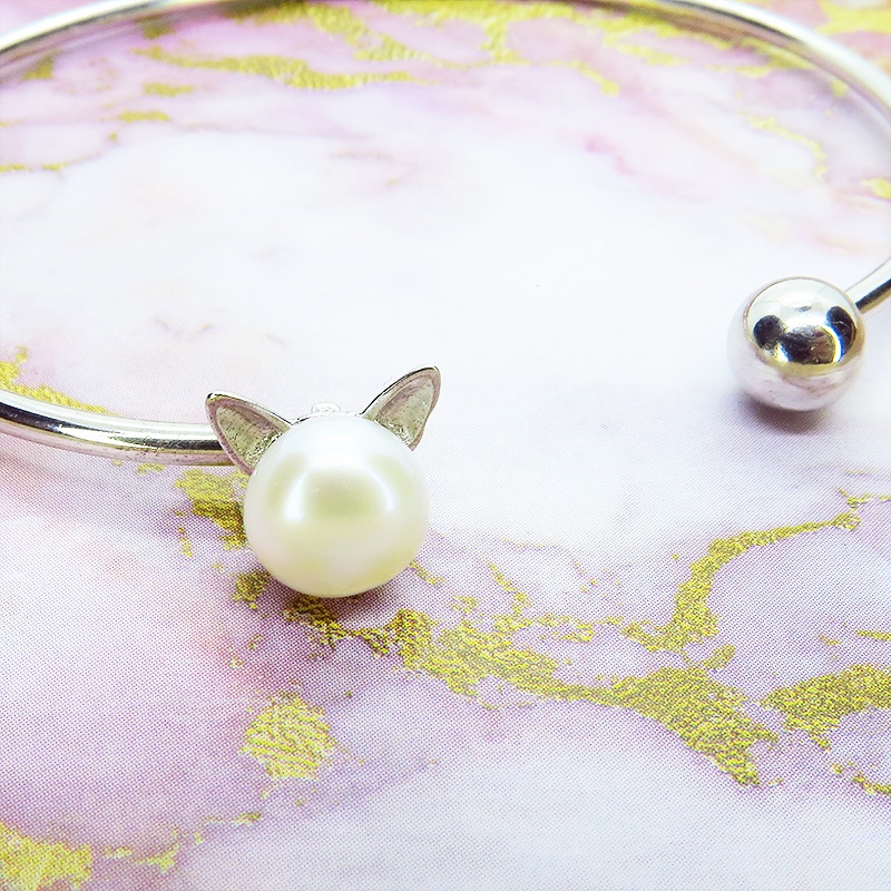 シルバー925 猫耳パールがエンドについたバングル 淡水パール(クリアホワイト) ブレスレット