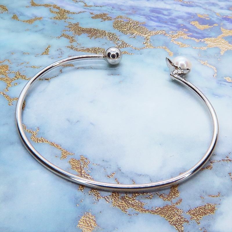 シルバー925 猫耳パールがエンドについたバングル 淡水パール(クリアホワイト) ブレスレット