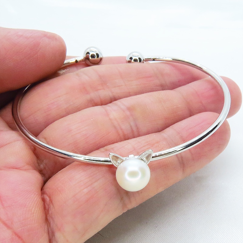 シルバー925 猫耳パールがセンターについたバングル 淡水パール(クリアホワイト) ブレスレット