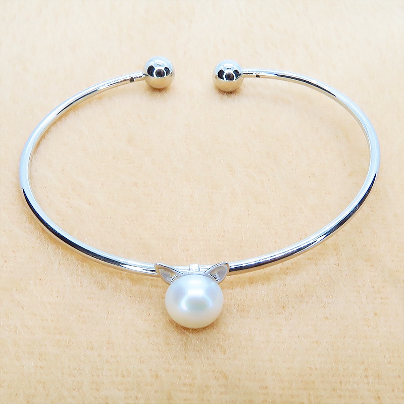 シルバー925 猫耳パールがセンターについたバングル 淡水パール(クリアホワイト) ブレスレット