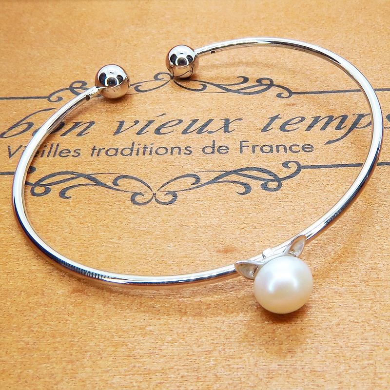 シルバー925 猫耳パールがセンターについたバングル 淡水パール(クリアホワイト) ブレスレット