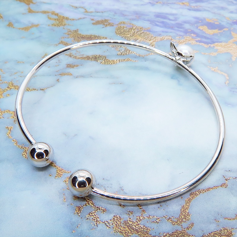 シルバー925 猫耳パールがセンターについたバングル 淡水パール(クリアホワイト) ブレスレット