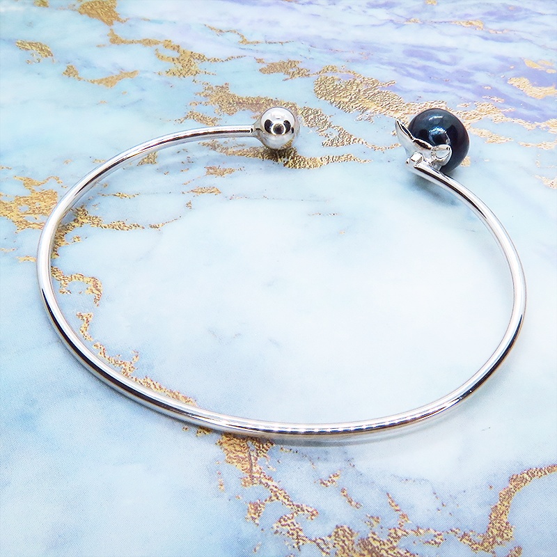 シルバー925 猫耳パールがエンドについたバングル 淡水パール(ブラックパール) ブレスレット