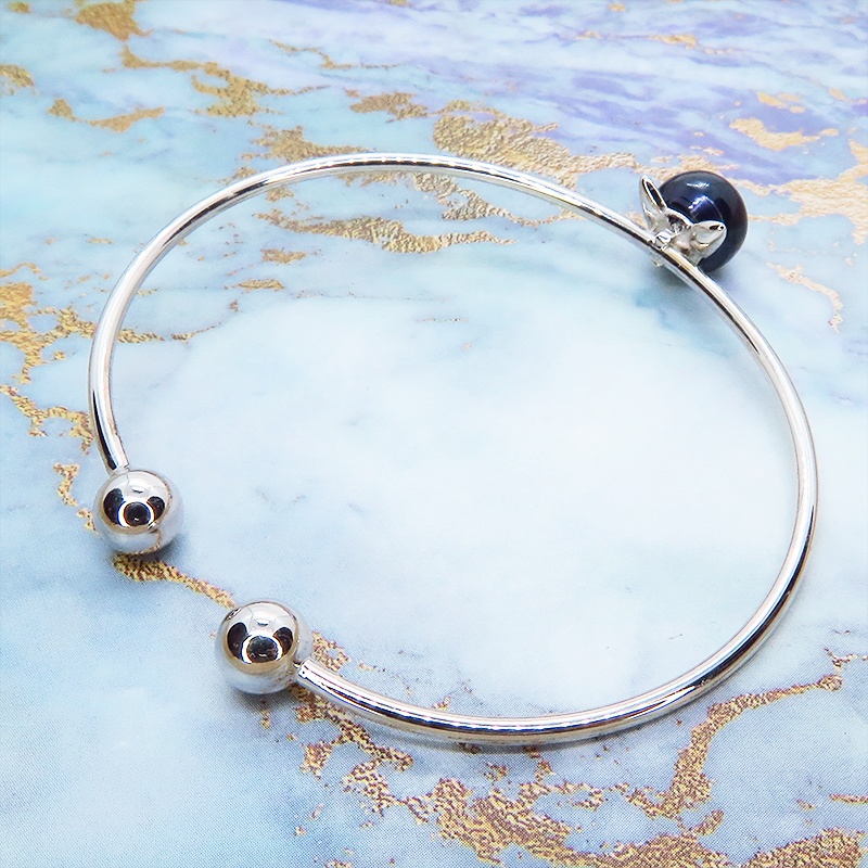 シルバー925 猫耳パールがセンターについたバングル 淡水パール(ブラックパール) ブレスレット