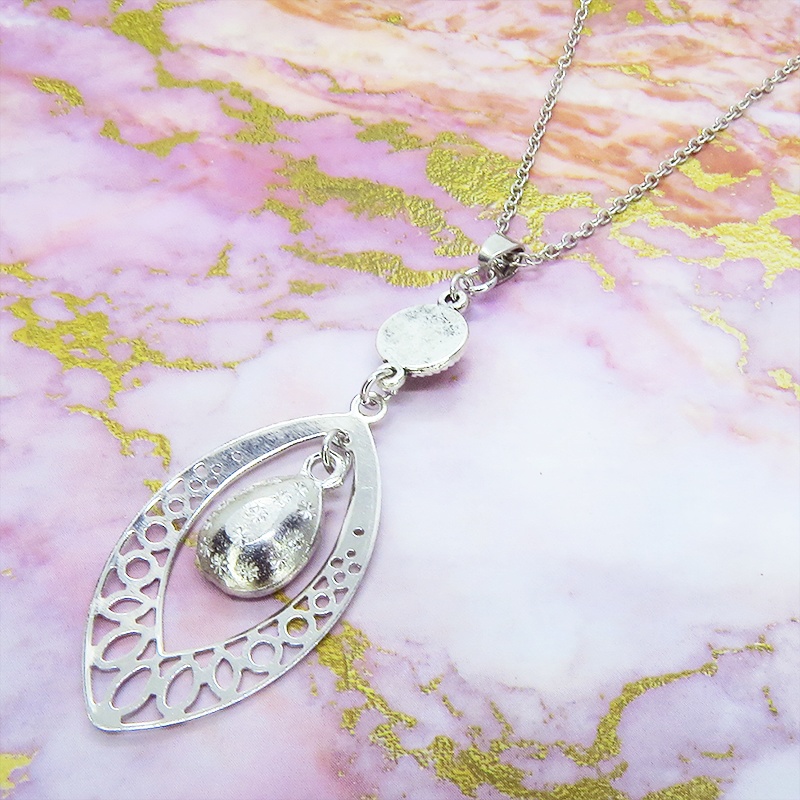 透かしアラベスク調のティアドロップ(しずく)のネックレス ガラス シルバーカラー ステンレス可 長さ調節可