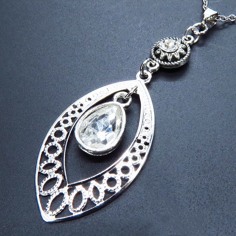 透かしアラベスク調のティアドロップ(しずく)のネックレス ガラス シルバーカラー ステンレス可 長さ調節可
