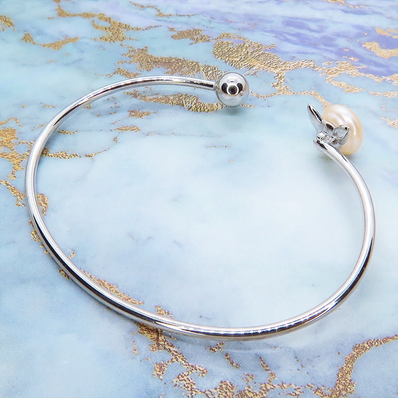 シルバー925 猫耳パールがエンドについたバングル 淡水パール(コーラルピンク) ブレスレット