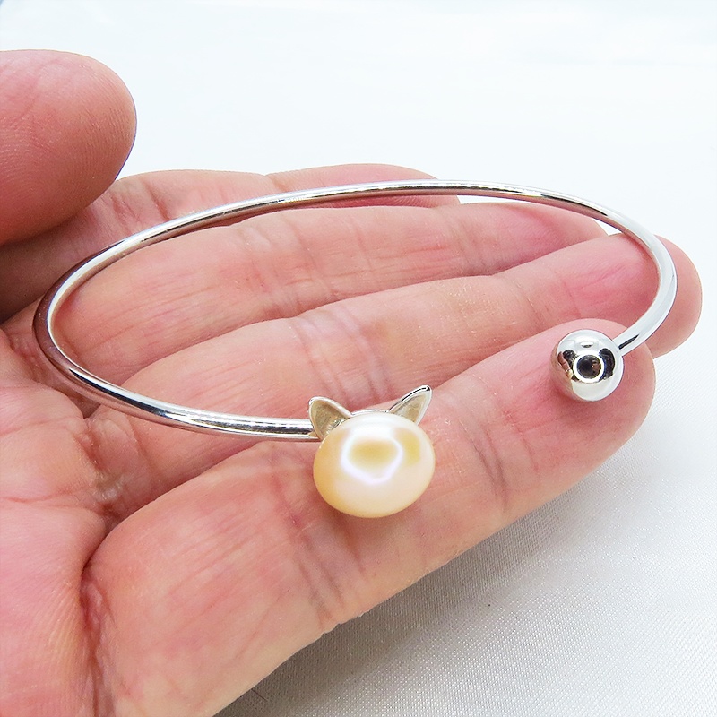 シルバー925 猫耳パールがエンドについたバングル 淡水パール(コーラルピンク) ブレスレット