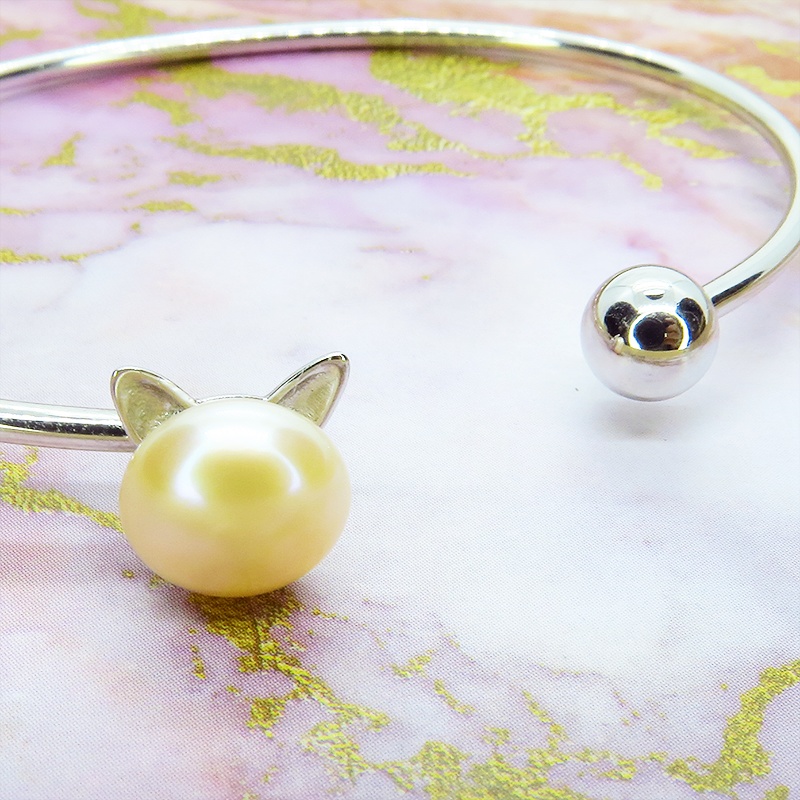 シルバー925 猫耳パールがエンドについたバングル 淡水パール(コーラルピンク) ブレスレット