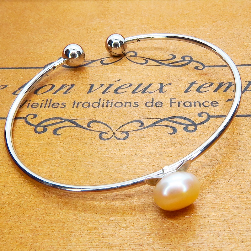 シルバー925 猫耳パールがセンターについたバングル 淡水パール(コーラルピンク) ブレスレット