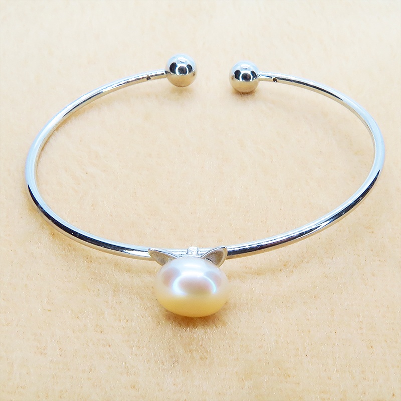 シルバー925 猫耳パールがセンターについたバングル 淡水パール(コーラルピンク) ブレスレット