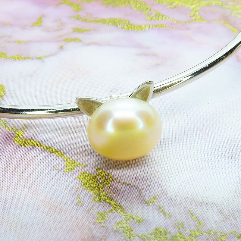 シルバー925 猫耳パールがセンターについたバングル 淡水パール(コーラルピンク) ブレスレット