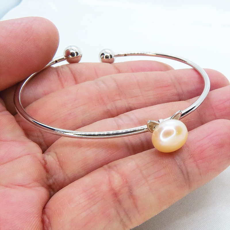 シルバー925 猫耳パールがセンターについたバングル 淡水パール(コーラルピンク) ブレスレット