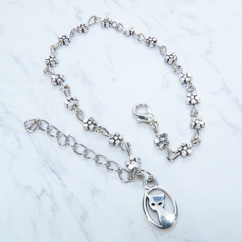 小さな可愛い花柄モチーフのチェーンと猫のチャームのシルバーカラーブレスレット アジャスター付