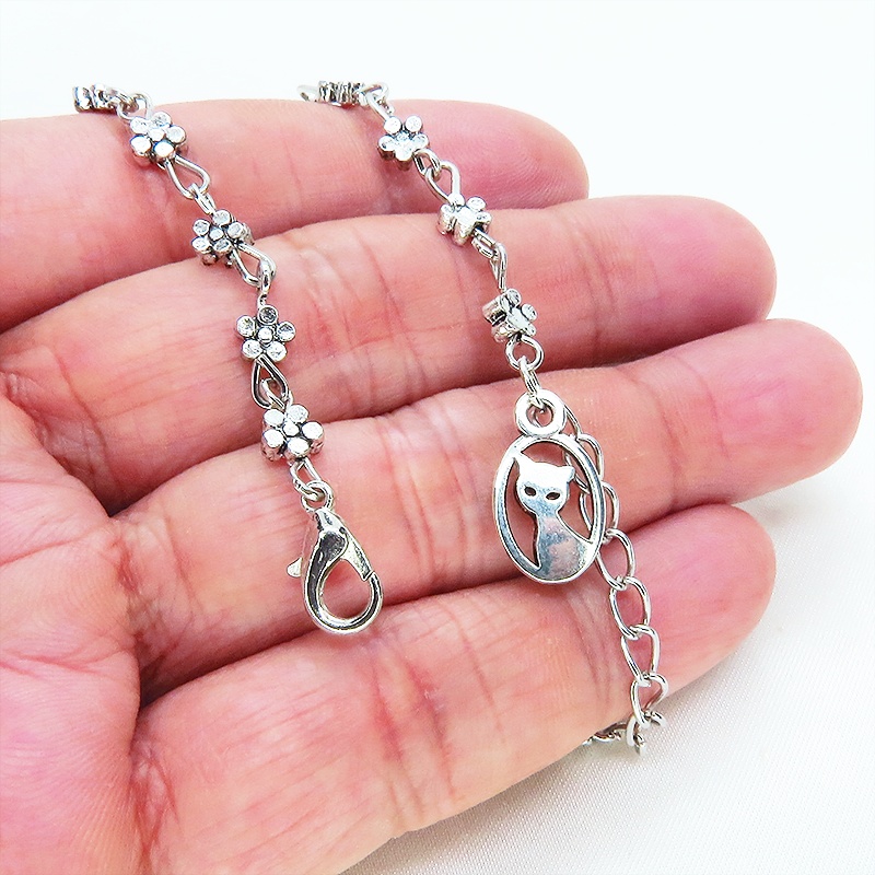 小さな可愛い花柄モチーフのチェーンと猫のチャームのシルバーカラーブレスレット アジャスター付