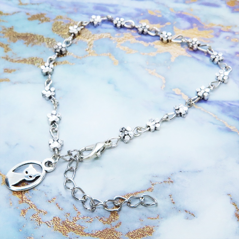 小さな可愛い花柄モチーフのチェーンと猫のチャームのシルバーカラーブレスレット アジャスター付