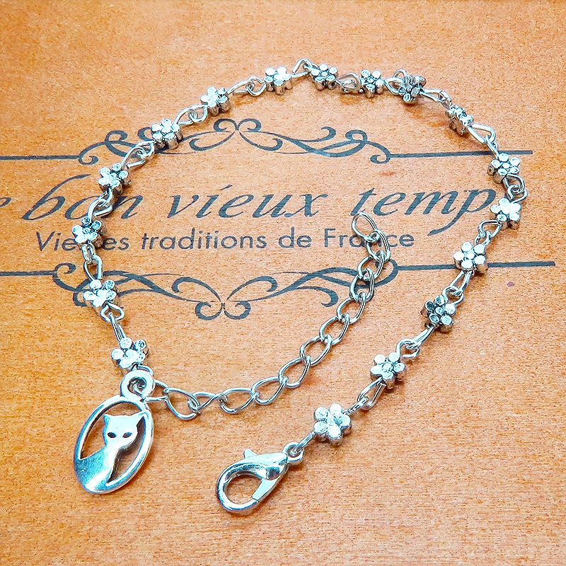 小さな可愛い花柄モチーフのチェーンと猫のチャームのシルバーカラーブレスレット アジャスター付